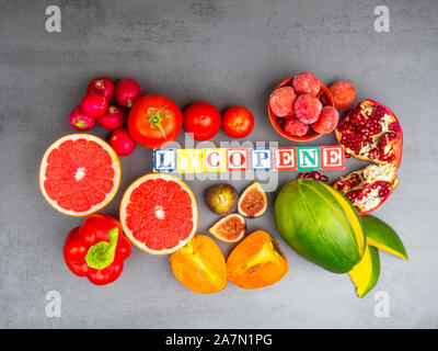 Les fruits et légumes contenant du lycopène. Arrière-plan de l'alimentation végétalienne saine. Le lycopène est un pigment caroténoïde rouge Banque D'Images