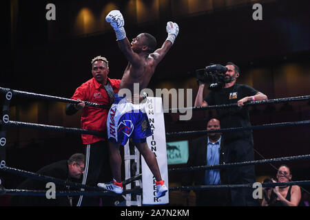 Oxon Hill, Maryland, USA. 2e Nov, 2019. JAVIER FORTUNA de République Dominicaine célèbre remportant le combat léger tenu au MGM National Harbor à Oxon Hill, Maryland. Credit : Amy Sanderson/ZUMA/Alamy Fil Live News Banque D'Images