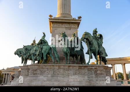 Statues équestres de la tribu magyare, Elod dirigeants Huba net tas à la Place des Héros à Budapest, Hongrie Banque D'Images