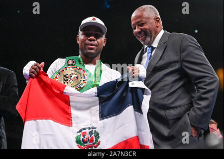 Oxon Hill, Maryland, USA. 2e Nov, 2019. JAVIER FORTUNA de République Dominicaine célèbre remportant le combat léger tenu au MGM National Harbor à Oxon Hill, Maryland. Credit : Amy Sanderson/ZUMA/Alamy Fil Live News Banque D'Images