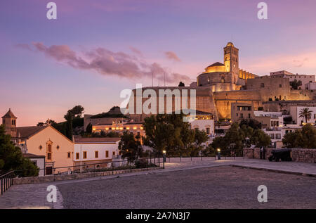 Magnifique coucher de soleil dans le quartier historique de Dalt Vila à Ibiza, Baléares, Espagne.Cathédrale et maisons blanches dans la région de mur Banque D'Images