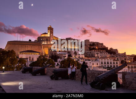 Magnifique coucher de soleil dans le quartier historique de Dalt Vila à Ibiza, Baléares, Espagne.Cathédrale et maisons blanches dans la région de mur Banque D'Images