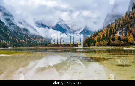 Journée d'automne brumeux au lac Landro, Province de Bolzano, Trentin-Haut-Adige, Italie. Banque D'Images