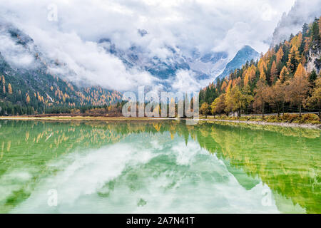 Journée d'automne brumeux au lac Landro, Province de Bolzano, Trentin-Haut-Adige, Italie. Banque D'Images