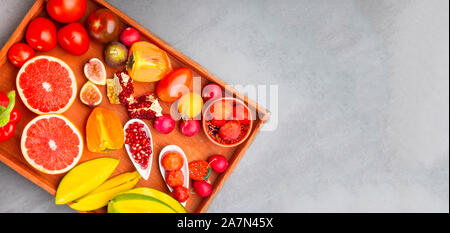 Fresh red, orange, jaune les fruits et légumes riches en antioxydants, fibres, alpha carotène, le lycopène, le bêta-carotène, la lutéine, caroténoïde, le phosphore Banque D'Images