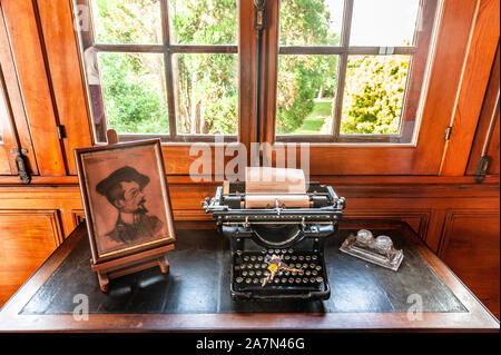 Machine à écrire au bureau de la Villa Arnaga à Cambo-les-Bains, la maison du poète Edmond Rostand, auteur de Cyrano de Bergerac, Pays Basque, France Banque D'Images