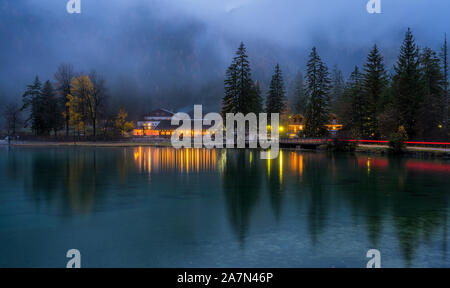 Soir brumeux au lac Dobbiaco, Province de Bolzano, Trentin-Haut-Adige, Italie. Banque D'Images