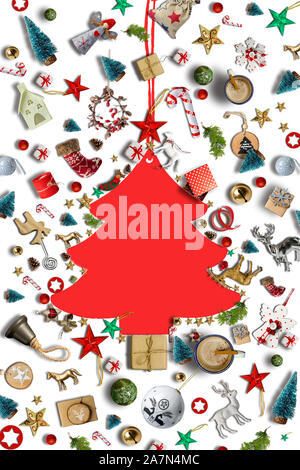 Creative red Christmas Tree frame, faite d'éléments de décoration de Noël, Noël, des pommes de pin, les étoiles, l'épinette branches sur fond blanc. Nouvelle Année gr Banque D'Images