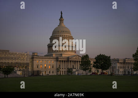 Le front de l'est du bâtiment de Capitol à l'aube Banque D'Images