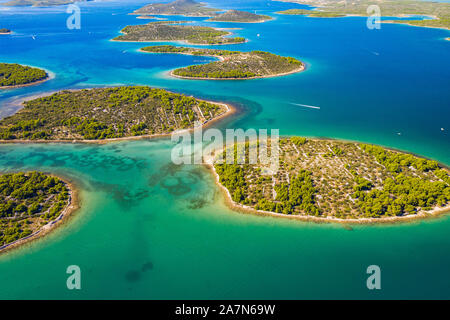 Magnifique côte croate, les petites îles de la Méditerranée dans l'archipel de Zadar en pierre, vue aérienne de baies turquoise de drone Banque D'Images