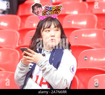 Londres, ANGLETERRE - 2 mars, 2019 : la photo des fans dans les peuplements avant la Premier League 2018/19 match entre Tottenham Hotspur et Arsenal FC au stade de Wembley. Banque D'Images