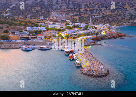 Le petit port de Plaka avec des bateaux de pêche traditionnels près d'Elounda et Spinalonga, Crète, Grèce. Banque D'Images