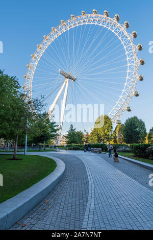 Le London Eye, vu de l'Jubilee Gardens Banque D'Images