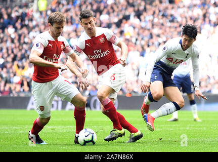 Londres, ANGLETERRE - 2 mars, 2019 : Nacho Monreal d'Arsenal, Laurent Koscielny d'Arsenal et Tottenham, fils de Heung-Min photographié au cours de la Premier League 2018/19 match entre Tottenham Hotspur et Arsenal FC au stade de Wembley. Banque D'Images