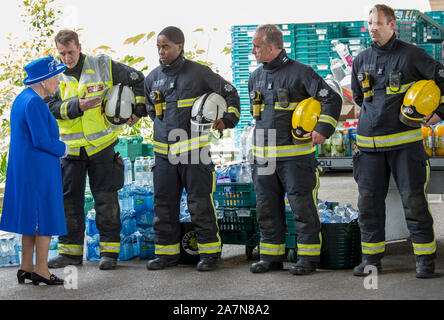 Sa Majesté la Reine et le Prince William duc de Cambridge pompiers réunion impliqués dans l'incendie de la tour de Grenfell en catastrophe au nord de Kensington, l'ouest de Londres. L'incendie a été l'incendie domestique le plus meurtrier depuis la seconde guerre mondiale. L'incendie a éclaté dans le bloc d'appartements de 24 étages juste avant 1 h 00 le 14 juin 2017 l'origine de 72 morts et blessant plus de 70 personnes. Banque D'Images