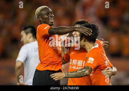 Les joueurs de Wuhan Zall célébrer après avoir marqué contre Shandong Luneng Taishan en leur 22e match au cours de l'Association de football chinoise 2019 S Banque D'Images