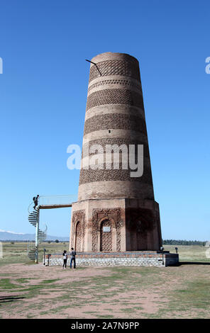 Les touristes à la Tour Burana au Kirghizstan Banque D'Images