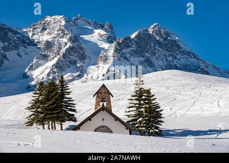 Vue d'hiver sur les glaciers et sommets de montagnes du Parc National des Ecrins avec La Chappelle des fusillés. Col du Lautaret, Alpes, France Banque D'Images