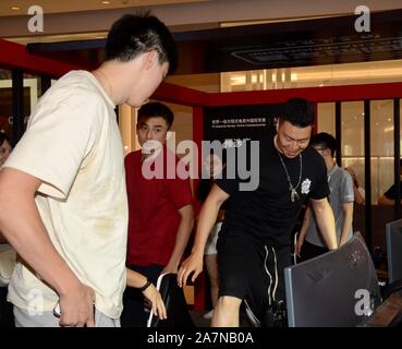 Luo Hanchen, milieu, Li Gen, droite et gauche, Dong Hanlin, joueurs de basket-ball professionnel chinois de Shanghai Sharks, apparaissent au lieu d'appuyer Banque D'Images