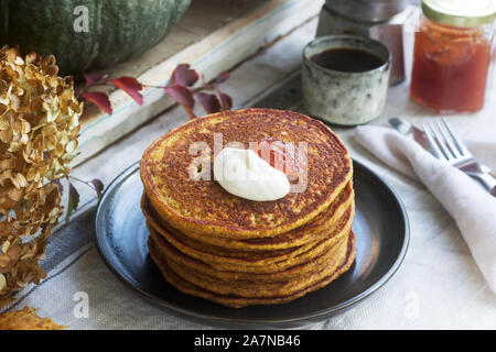 Crêpes à la citrouille avec crème et de la confiture sur un fond d'automne de la vie encore. Banque D'Images