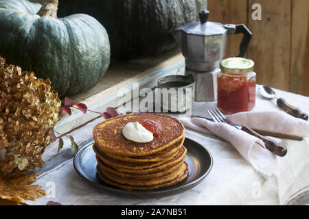 Crêpes à la citrouille avec crème et de la confiture sur un fond d'automne de la vie encore. Banque D'Images