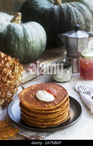 Crêpes à la citrouille avec crème et de la confiture sur un fond d'automne de la vie encore. Banque D'Images