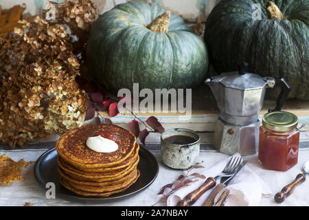 Crêpes à la citrouille avec crème et de la confiture sur un fond d'automne de la vie encore. Banque D'Images