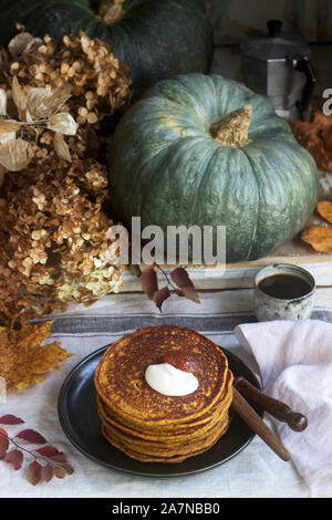 Crêpes à la citrouille avec crème et de la confiture sur un fond d'automne de la vie encore. Banque D'Images