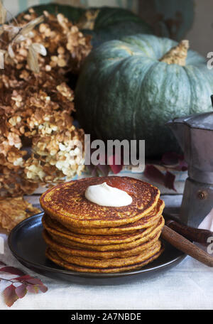 Crêpes à la citrouille avec crème et de la confiture sur un fond d'automne de la vie encore. Banque D'Images