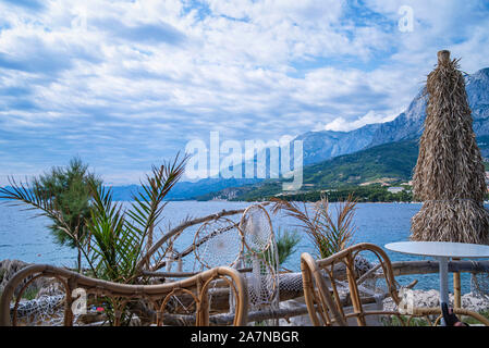 13 juillet 2019, Croatie, Makarska. Belle plage et montagne, vue de la mer.une belle vue de Makarska beach à travers les pins. Dalmatie Banque D'Images