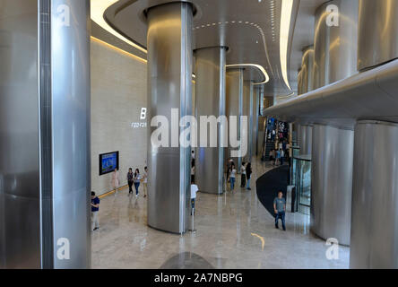 Hall d'un immeuble, dans le complexe de bureaux de Wangjing Soho à Wangjing, le nord-est de Pékin Banque D'Images