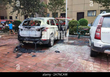 Pciture de la Bayerische Motoren Werke (BMW) sur la combustion spontanée dans une résidence parking à Zhengzhou city, province du Henan en Chine centrale, Banque D'Images