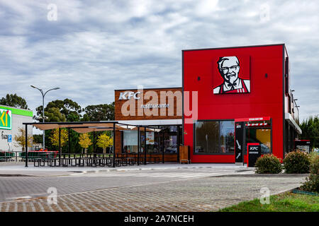 Coina, Portugal. KFC Restauration rapide restaurant avec terrasse extérieure et de Drive-in. Kentuky Fried Chicken junk food à Barreiro Planet Retail Park. kfc. Banque D'Images