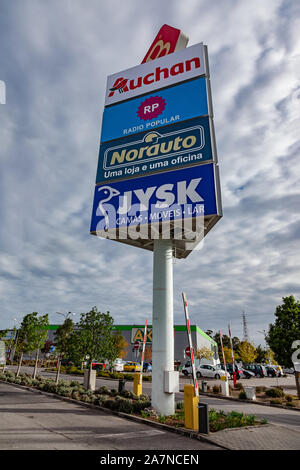 Coina, Portugal - 23 octobre 2019 : grand pilier de la publicité ou de la colonne dans la boutiques marketing Barreiro Planet Retail Park. pancarte, signer, publicité Banque D'Images