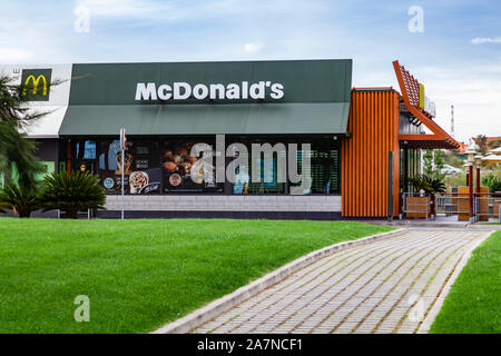 Coina, Portugal - 23 octobre, 2019 Boutique en ligne : du restaurant McDonalds et McCafe avec le vert et marron. mcdonalds,restaurant,vitrine, Banque D'Images