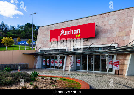 Almada, Portugal. Pet Shop magasin Auchan ou dans l'Almada Forum shopping mall ou au centre. Auchan est un hypermarché français, supermarché ou superstore. Banque D'Images