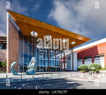 Almada, Portugal. Entrée principale de l'Almada Forum shopping center ou centre commercial avec la vitre cassée de sirène. L'un des plus grands centres commerciaux Banque D'Images