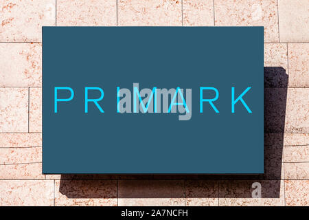 Almada, Portugal - 24 octobre 2019 : pancarte annonçant le Primark magasin de vêtements dans un centre commercial ou un centre commercial mur extérieur. Primark. Banque D'Images