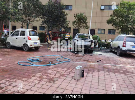 Pciture de la Bayerische Motoren Werke (BMW), centre, sur la combustion spontanée dans une résidence parking en Zhengzhou Henan Chine centrale, P Banque D'Images