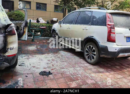 Photo de la voiture garée à côté de la Bayerische Motoren Werke (BMW) sur la combustion spontanée dans une résidence parking et gravé dans l'intérieur de la ferraille Banque D'Images