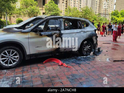 Pciture de la Bayerische Motoren Werke (BMW) sur la combustion spontanée dans une résidence parking à Zhengzhou city, province du Henan en Chine centrale, Banque D'Images