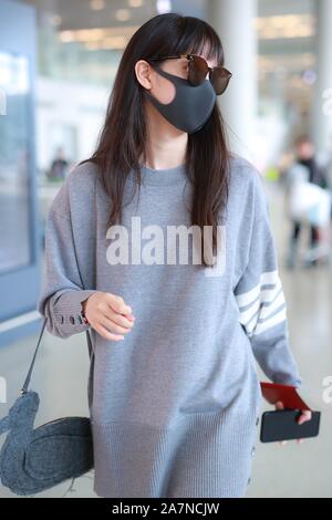 Musicien taïwanais et l'actrice Nana Ou-Yang ou Ouyang Nana arrive à l'Aéroport International de Shanghai Hongqiao avant le départ à Shanghai, Chine, Banque D'Images