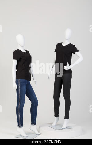 Deux mannequins féminins vêtus de vêtements à la mode sur fond blanc. Pas de noms de marques ou de copyright des objets. Banque D'Images