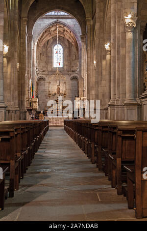 Braga, Portugal. Se de la cathédrale de Braga intérieur. Nef, chapelle principale et de l'autel. La cathédrale la plus ancienne du Portugal. Romane gothique du 11ème siècle avec Banque D'Images