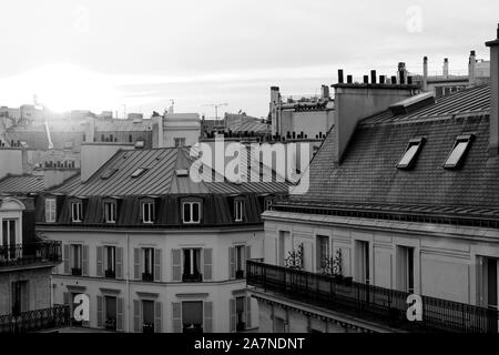 Vue Sur Les Bâtiments De Paris. Magnifique Architecture Parisienne Cityscape Au-Dessus Des Toits. Appartements Emblématiques De Paris, France. Banque D'Images