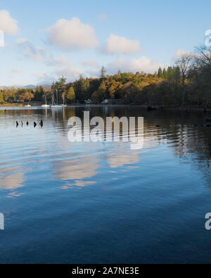 Nuages reflétés dans le district des lacs anglais de Windermere Banque D'Images