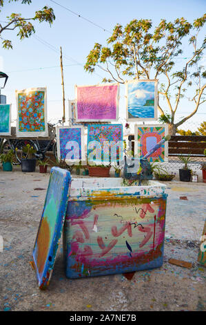 Des outils et des peintures de l'artiste-peintre hippy Firefox dans le marché aux puces de hippie à El Pilar de la Mola (Formentera, Iles Baléares, Espagne) Banque D'Images