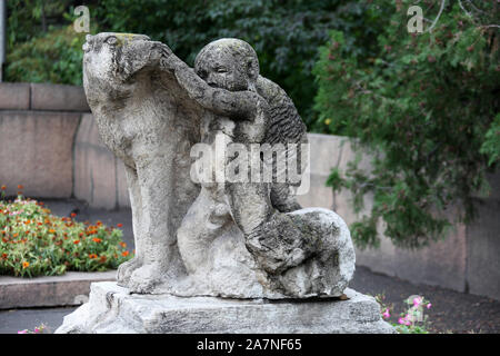 Sculpture affiché dans l'enceinte de l'Université nationale kirghize à Bichkek Banque D'Images