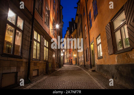 STOCKHOLM, Suède - 29 OCTOBRE 2019 : une vue le long de la rue Prästgatan dans le Gamla Stan (vieille ville) de Stockholm à la nuit. Façades colorées et e Banque D'Images