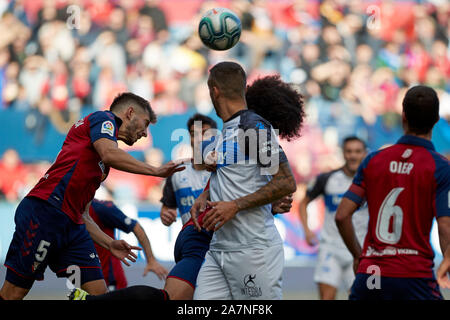 David García (défenseur ; CA Osasuna) et Laguardia (défenseur ; Deportivo Alavés) sont vus au cours de la de la Liga football espagnol Santander, match entre le CA Osasuna et Deportivo Alavés au stade Sadar, dans Pampelune.(score final ; CA Osasuna Deportivo Alavés 4:2) Banque D'Images